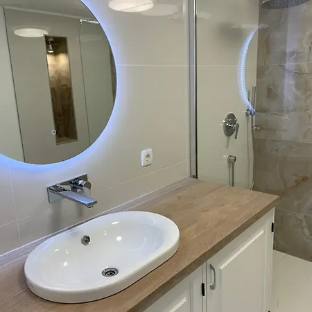 Citrine Apartment *